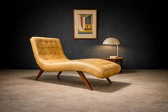 Brazilian Modern Chaise in Hardwood & Cream Leatherette, Unknown, 1950s