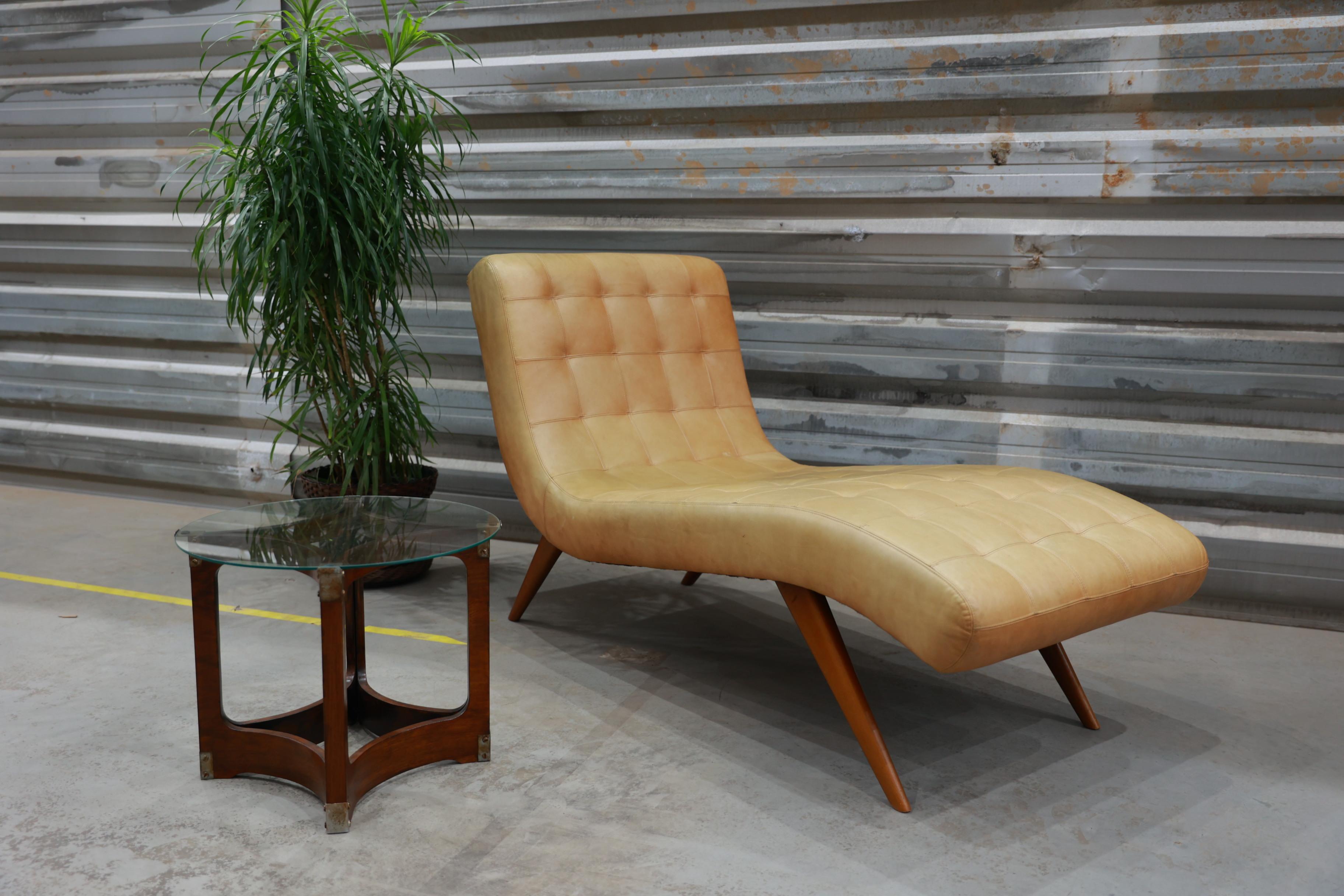 Mid-Century Modern Chaise The Modernity en bois dur et similicuir crème, Inconnu, années 1950 en vente
