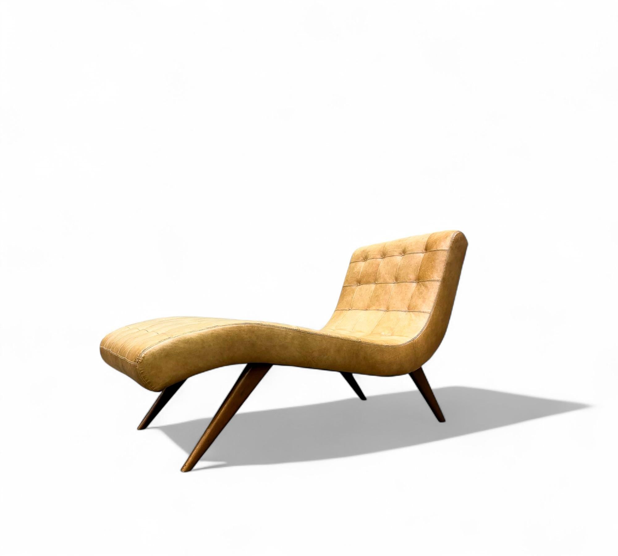 Indulge in the artistic beauty of this sculptural chaise lounge, showcasing a Caviuna wood structure and a curved body adorned with original upholstery featuring tuftings. The upholstery is remarkably well-preserved and in excellent condition. The