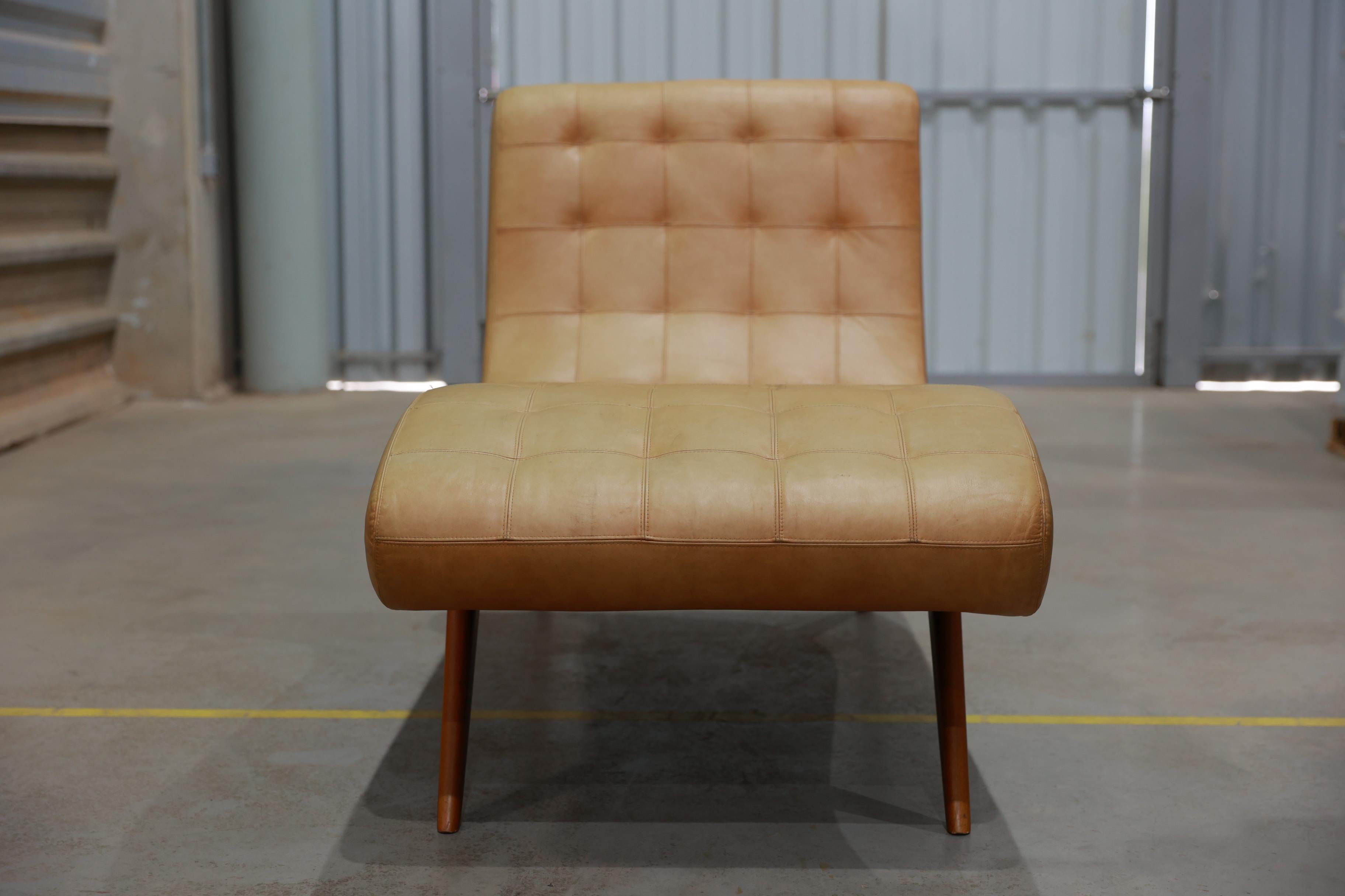 Brésilien Chaise The Modernity en bois dur et similicuir crème, Inconnu, années 1950 en vente