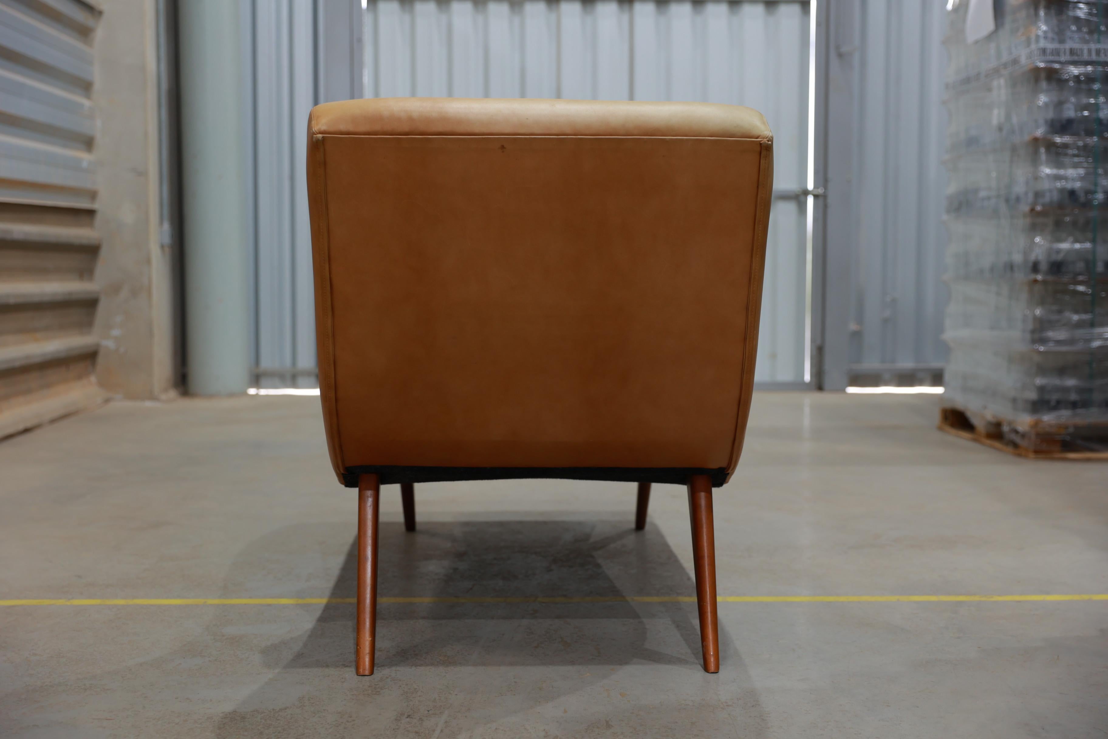 Chaise The Modernity en bois dur et similicuir crème, Inconnu, années 1950 Bon état - En vente à New York, NY