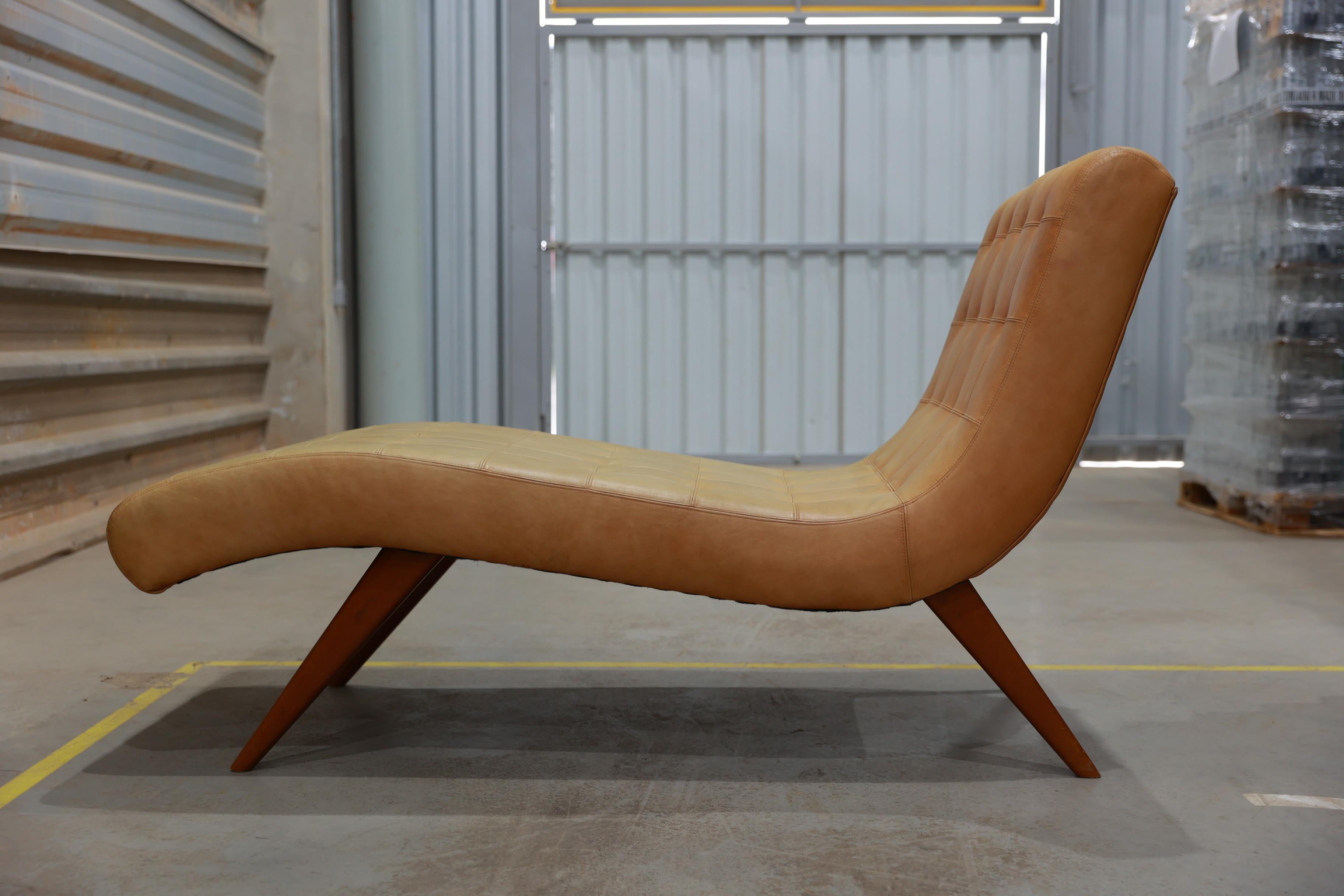 20ième siècle Chaise The Modernity en bois dur et similicuir crème, Inconnu, années 1950 en vente