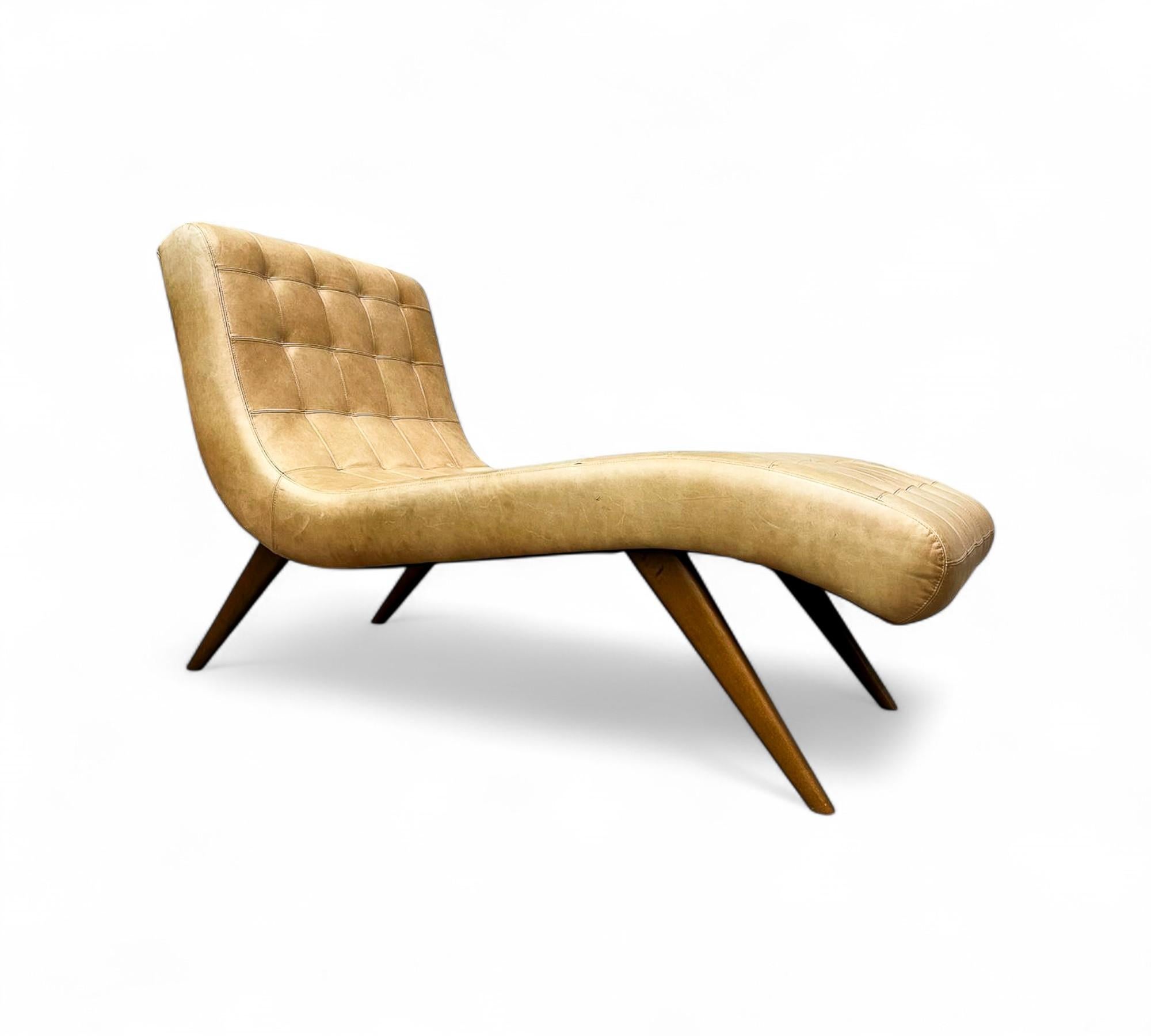 20th Century Brazilian Modern Chaise in Hardwood & Cream Leatherette, Unknown, 1950s For Sale