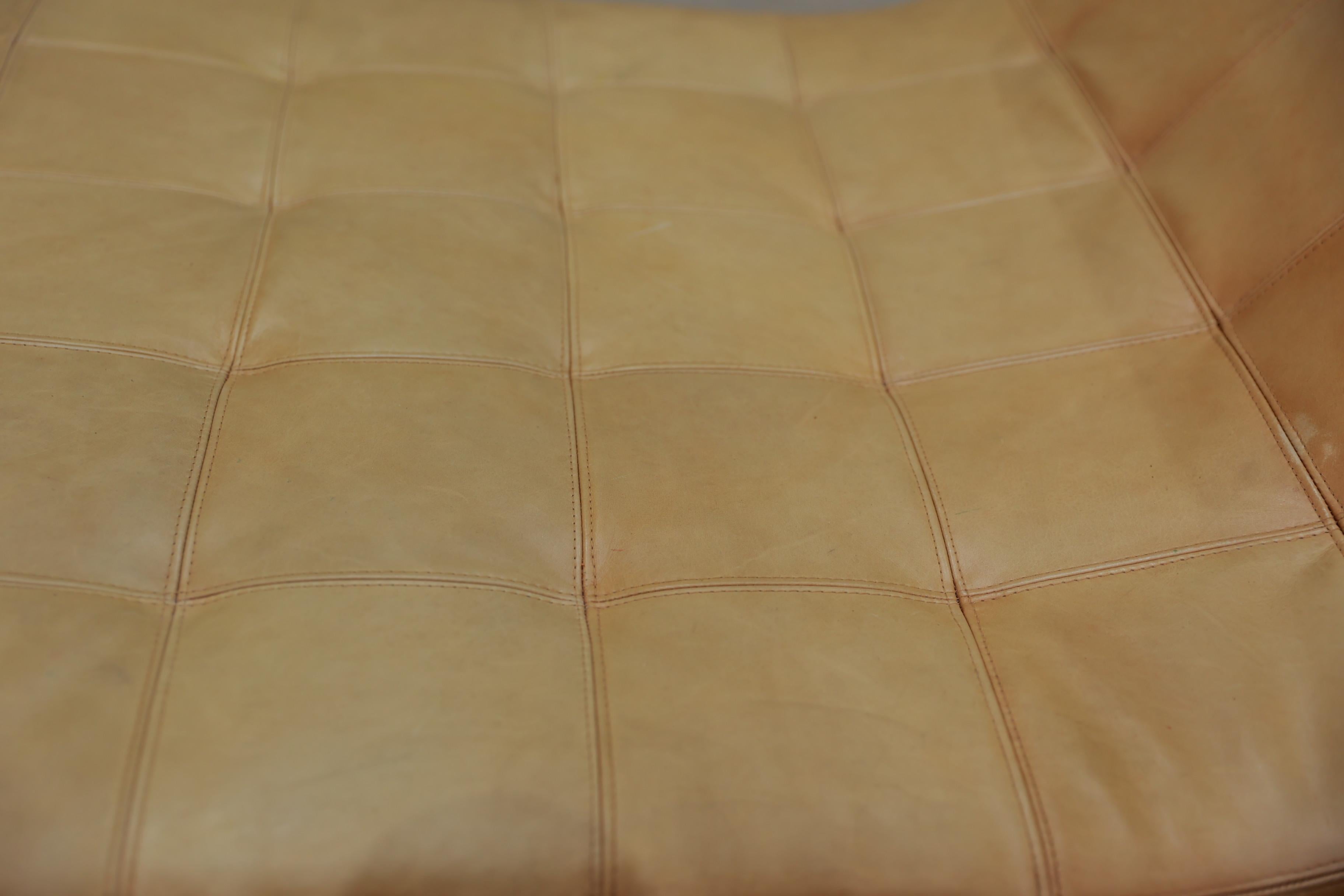 Chaise The Modernity en bois dur et similicuir crème, Inconnu, années 1950 en vente 1