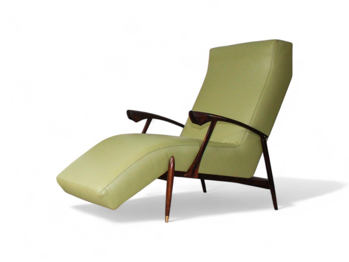 Chaise Lounge moderna brasiliana in pelle verde, legno duro, ottone, anni '60, Brasile In condizioni buone in vendita a New York, NY
