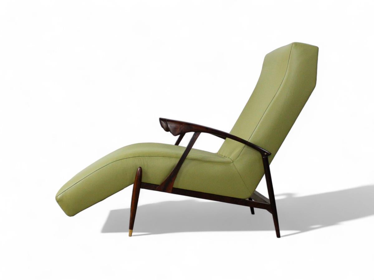 Pelle Chaise Lounge moderna brasiliana in pelle verde, legno duro, ottone, anni '60, Brasile in vendita