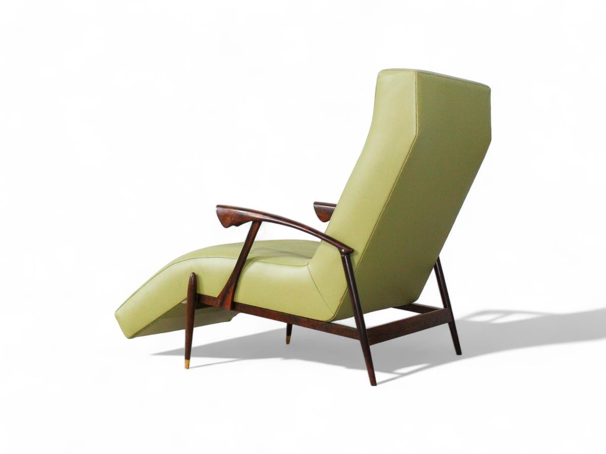 Chaise Lounge moderna brasiliana in pelle verde, legno duro, ottone, anni '60, Brasile in vendita 1