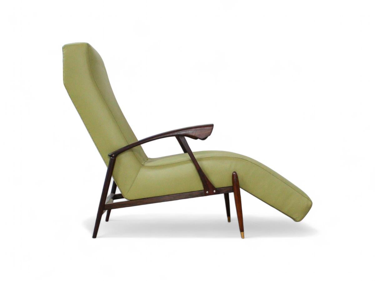 Chaise Lounge moderna brasiliana in pelle verde, legno duro, ottone, anni '60, Brasile in vendita 2