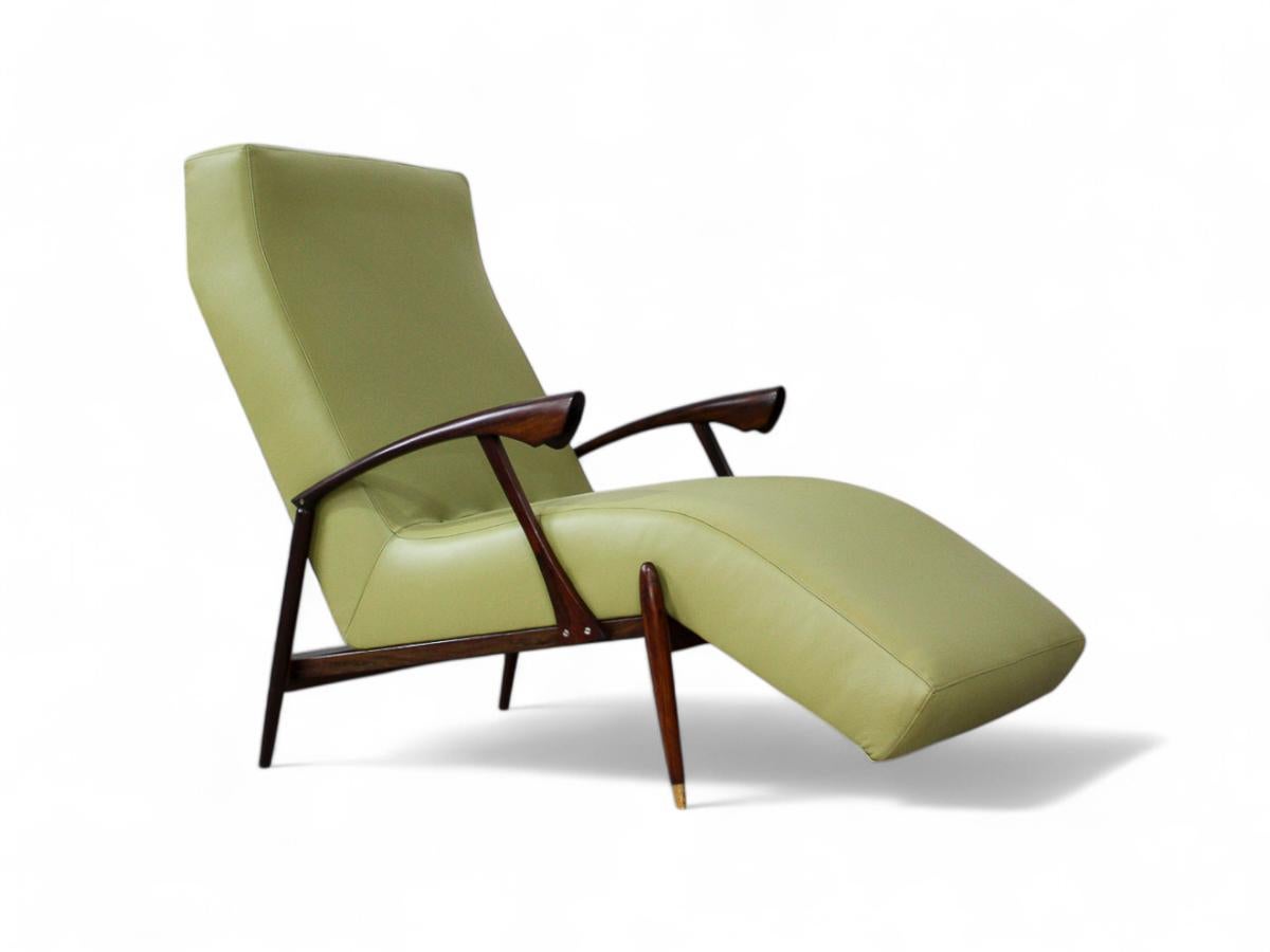 Chaise Lounge moderna brasiliana in pelle verde, legno duro, ottone, anni '60, Brasile in vendita 3