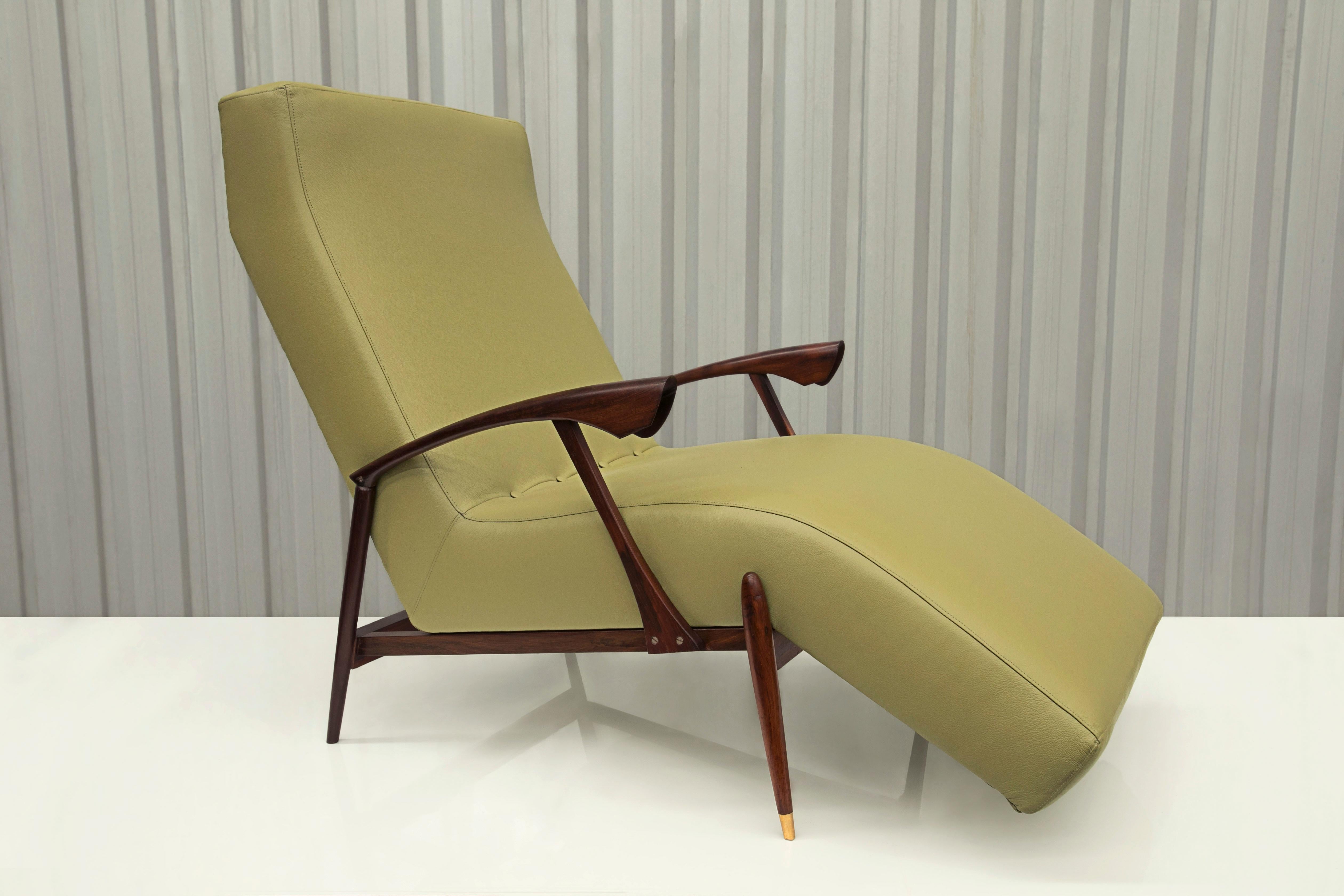 Mid-Century Modern Brazilian Modern Chaise Lounge in Green Leather, Hardwood, Brass, 1960s, Brazil For Sale