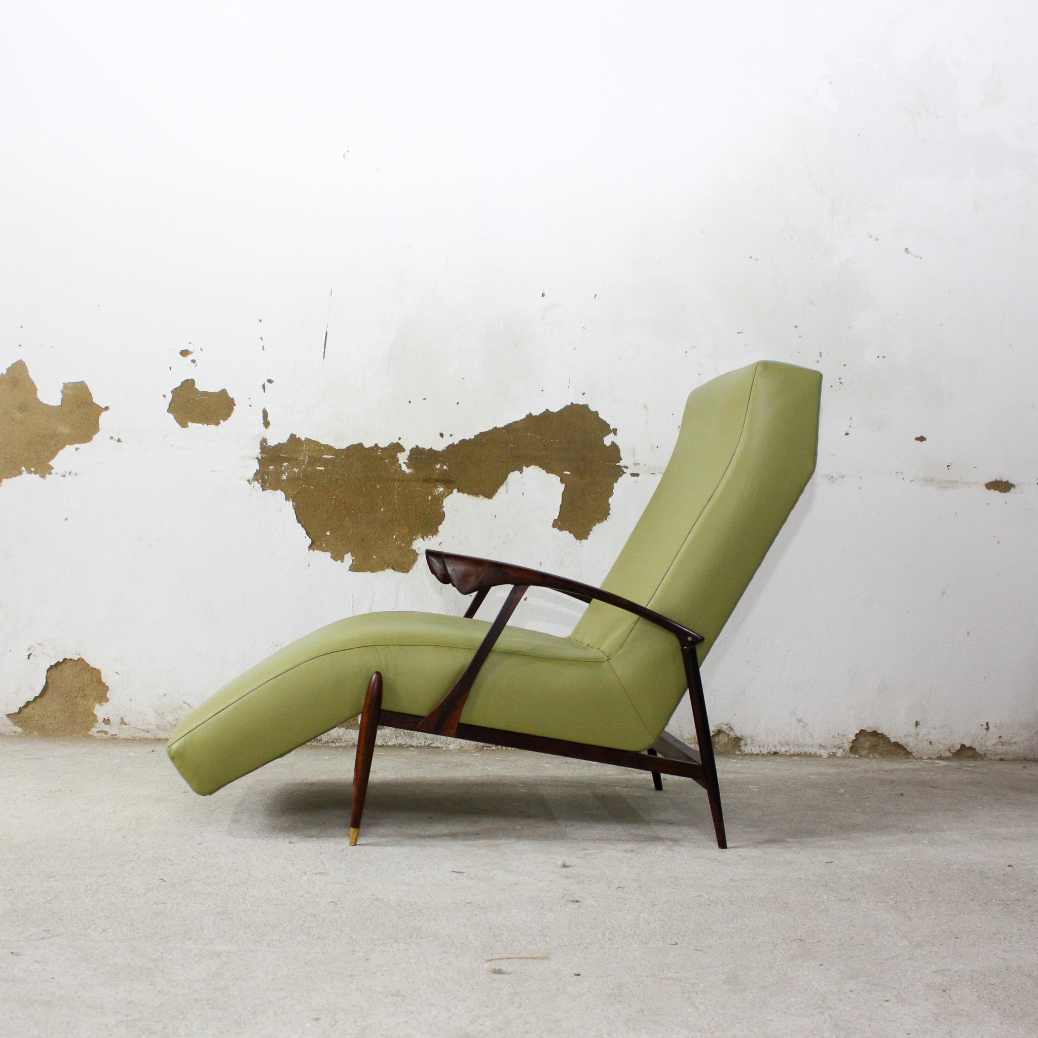 Brazilian Modern Chaise Lounge in Green Leather, Hardwood, Brass, 1960s, Brazil For Sale 1