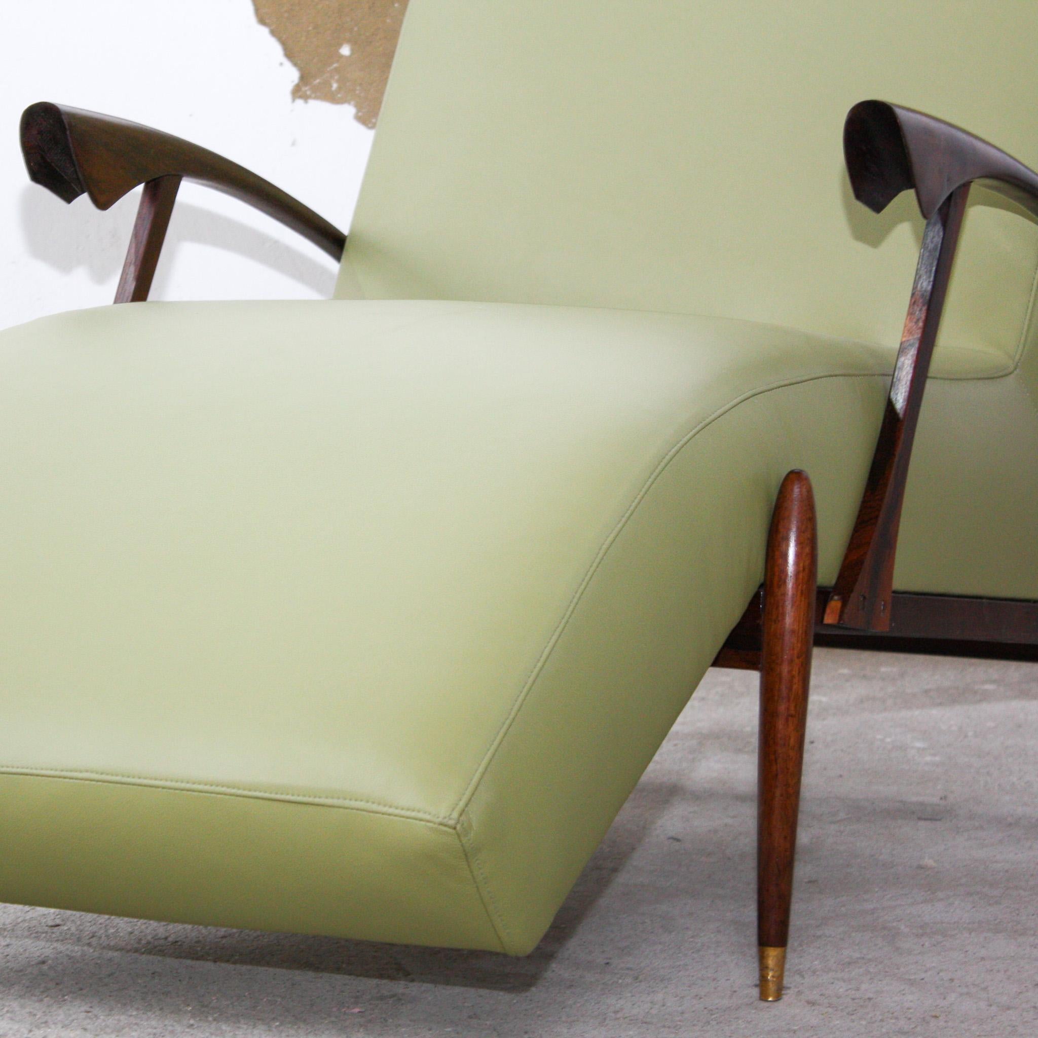 Brazilian Modern Chaise Lounge in Green Leather, Hardwood, Brass, 1960s, Brazil For Sale 2