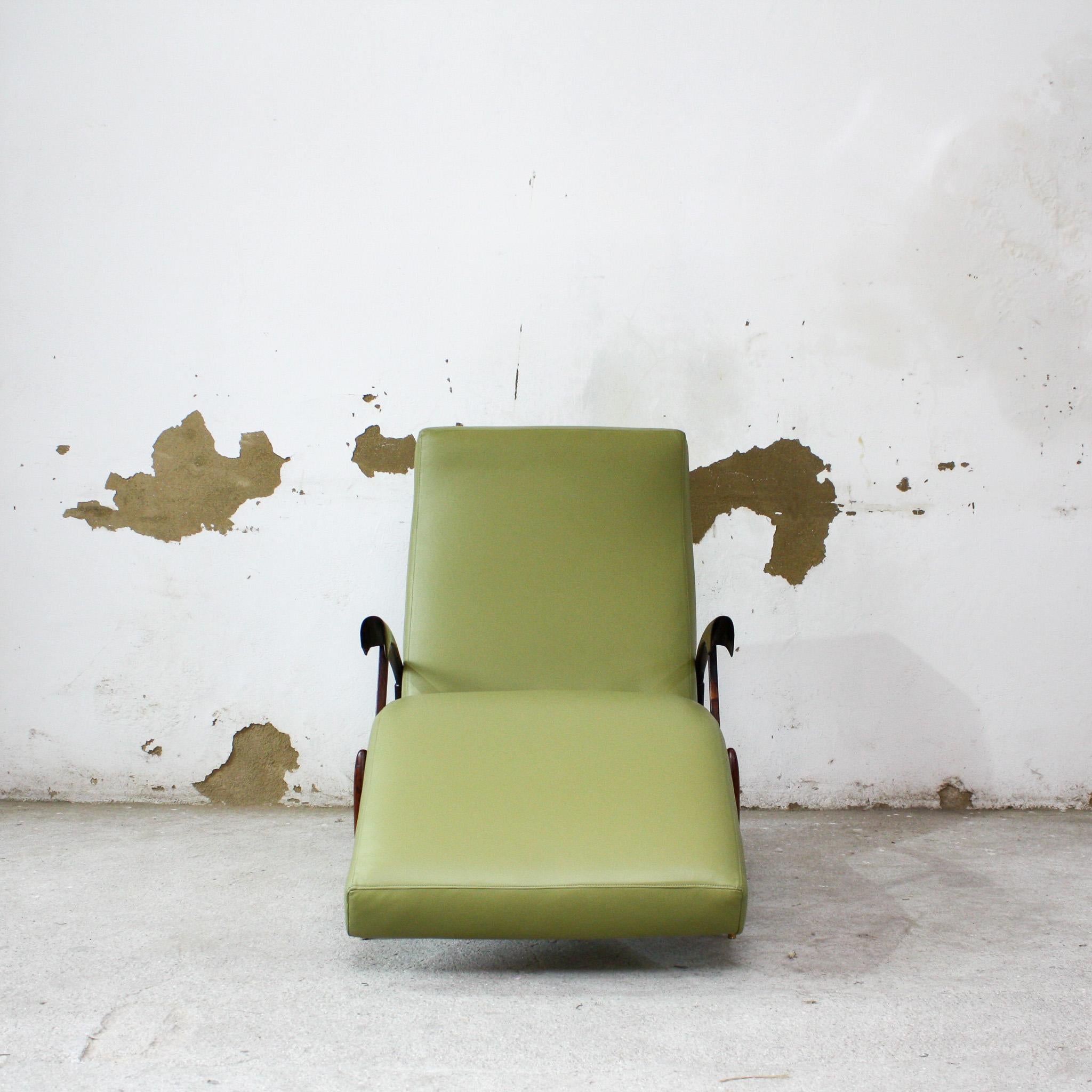 Brazilian Modern Chaise Lounge in Green Leather, Hardwood, Brass, 1960s, Brazil For Sale 3