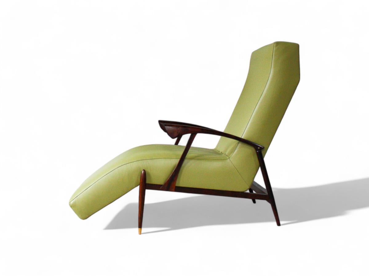 Fatto a mano Chaise Lounge moderna brasiliana in pelle verde, legno duro, ottone, anni '60, Brasile in vendita