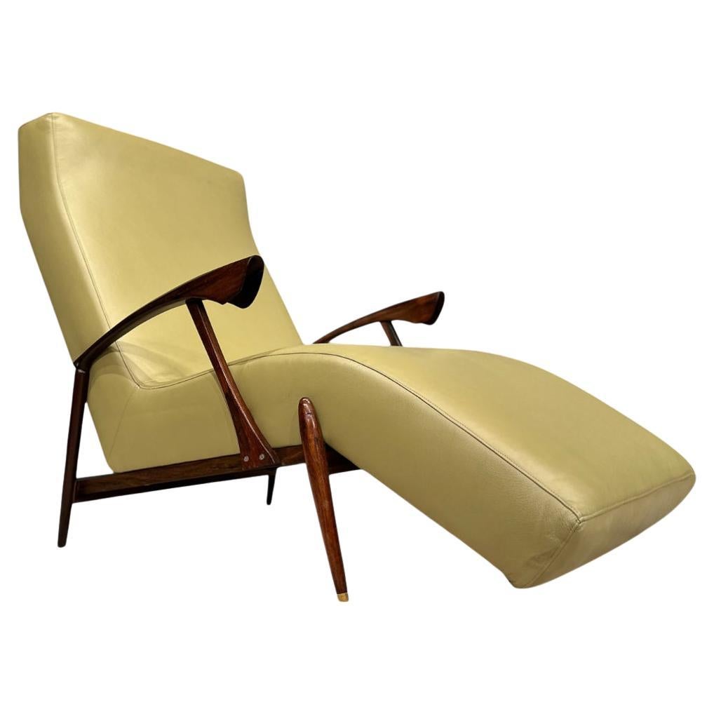 Disponibile oggi, questa Chaise Lounge Mid-Century Modern realizzata negli anni Sessanta, unica nel suo genere, è il fiore all'occhiello dell'anno ed è a dir poco spettacolare.

La scultorea chaise lounge presenta una base in massello di