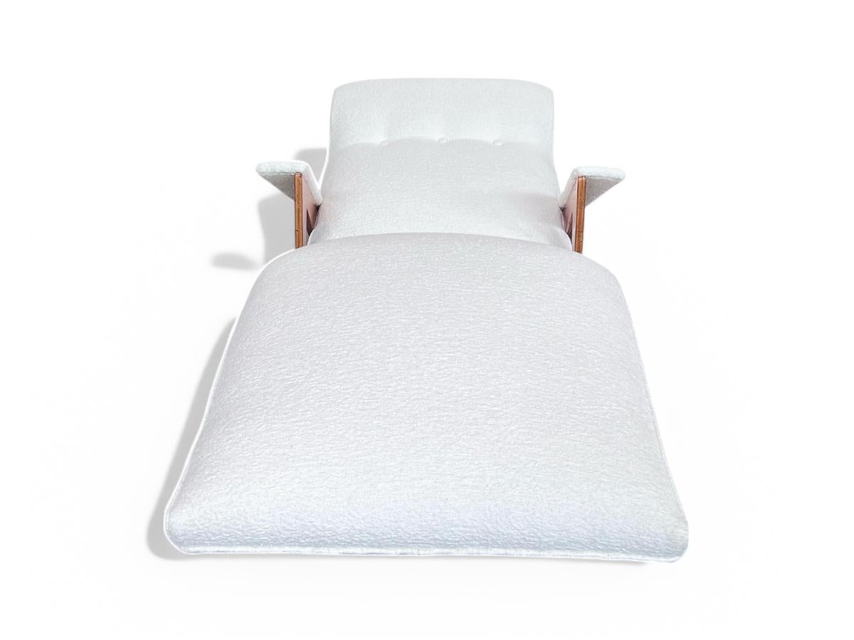 Brazilian Modern Chaise Lounge in Wood & Off White Boucle, 1950s For Sale 3