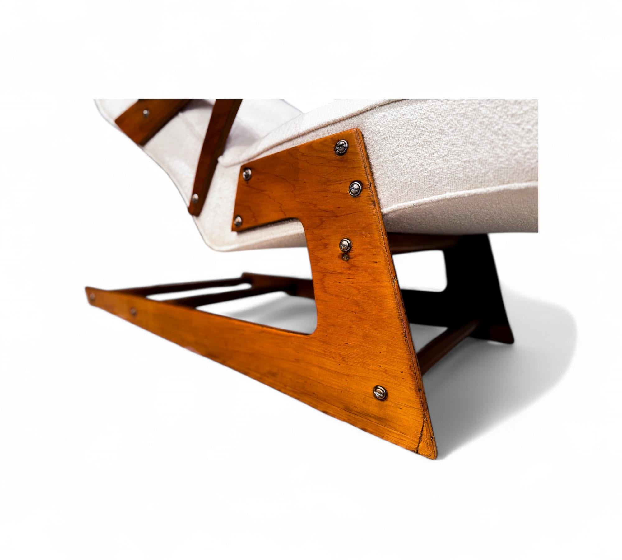 Brazilian Modern Chaise Lounge in Wood & Off White Boucle, 1950s For Sale 3