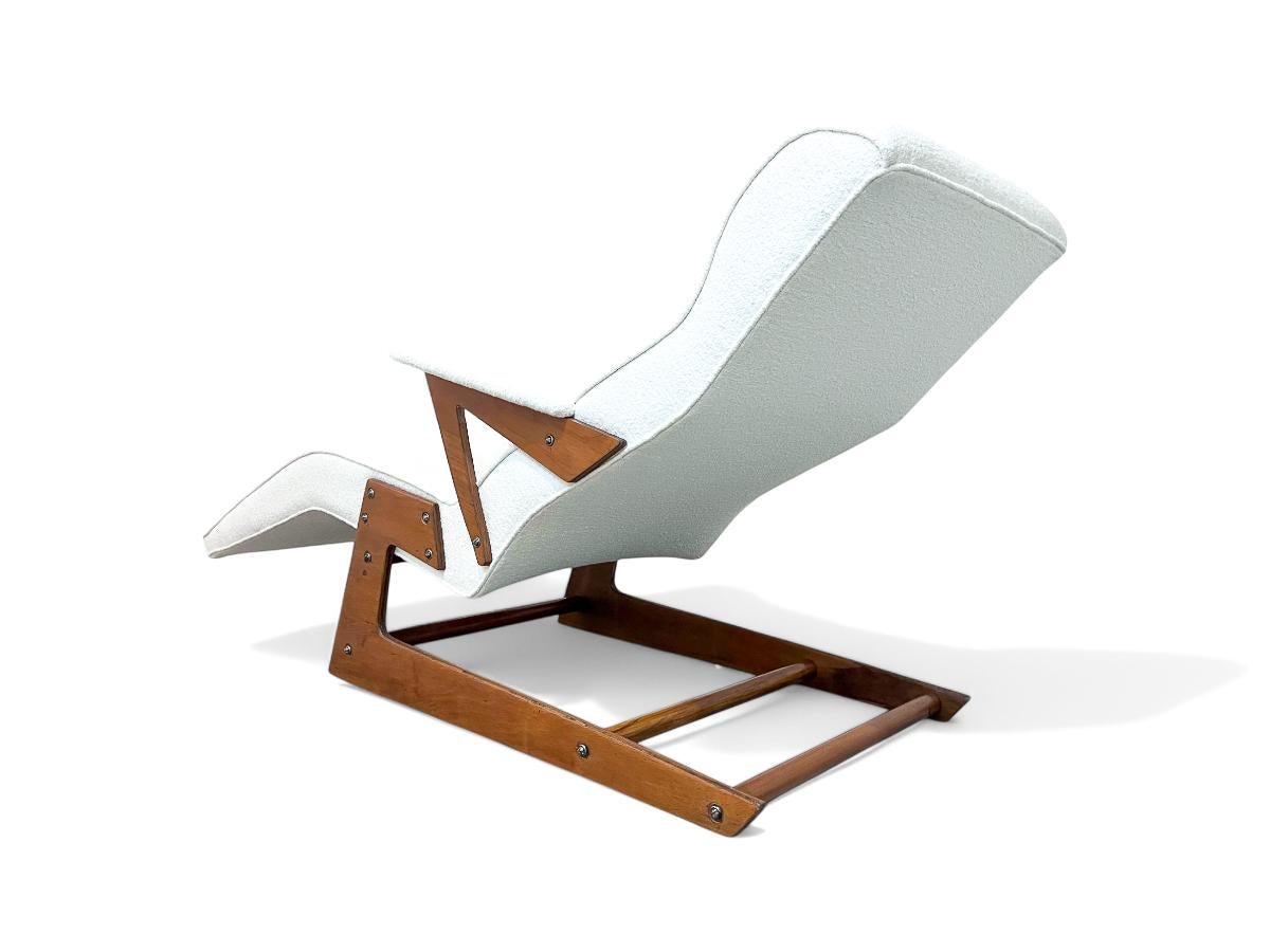 Brazilian Modern Chaise Lounge in Wood & Off White Boucle, 1950s For Sale 5