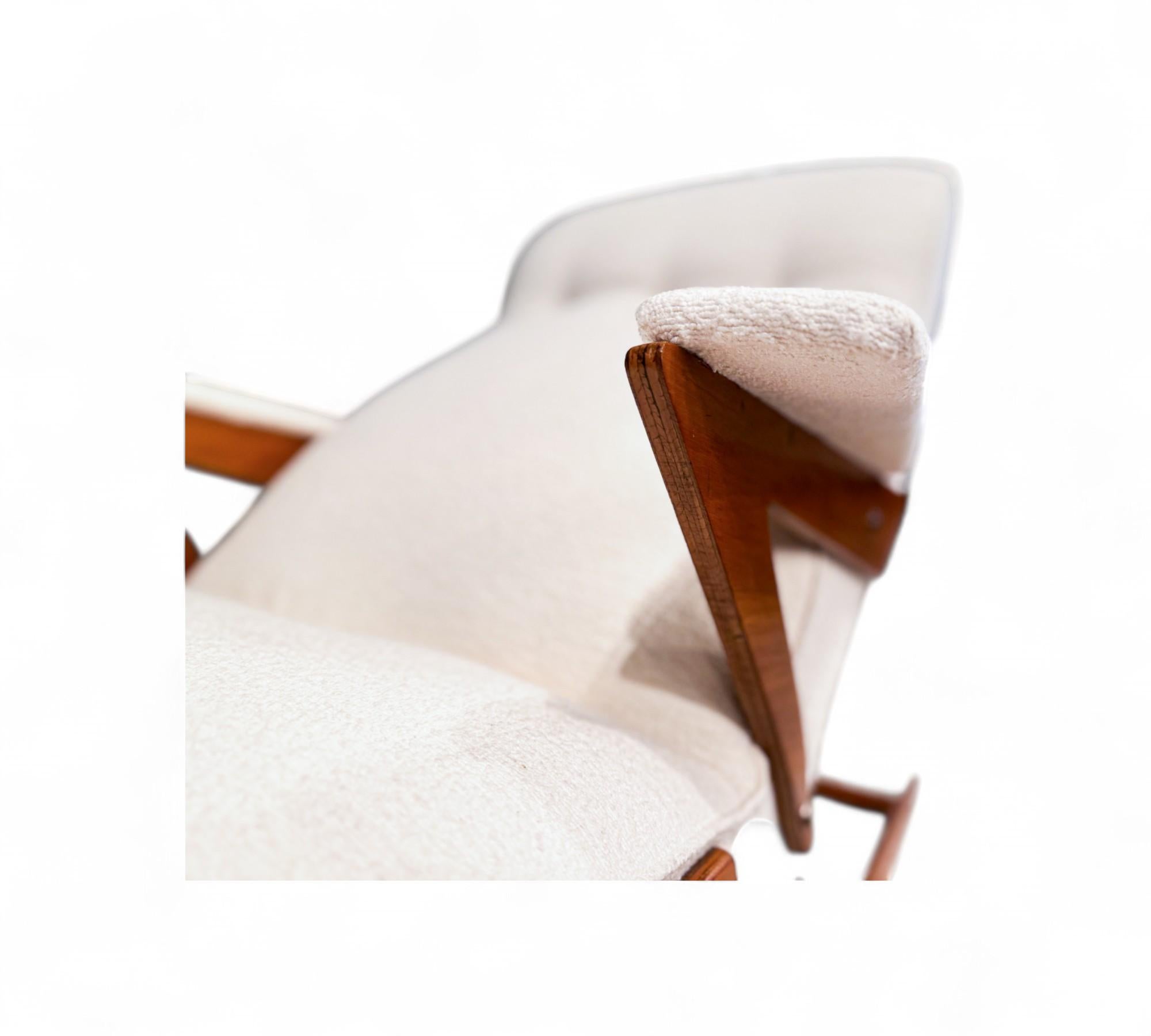 Brazilian Modern Chaise Lounge in Wood & Off White Boucle, 1950s For Sale 5