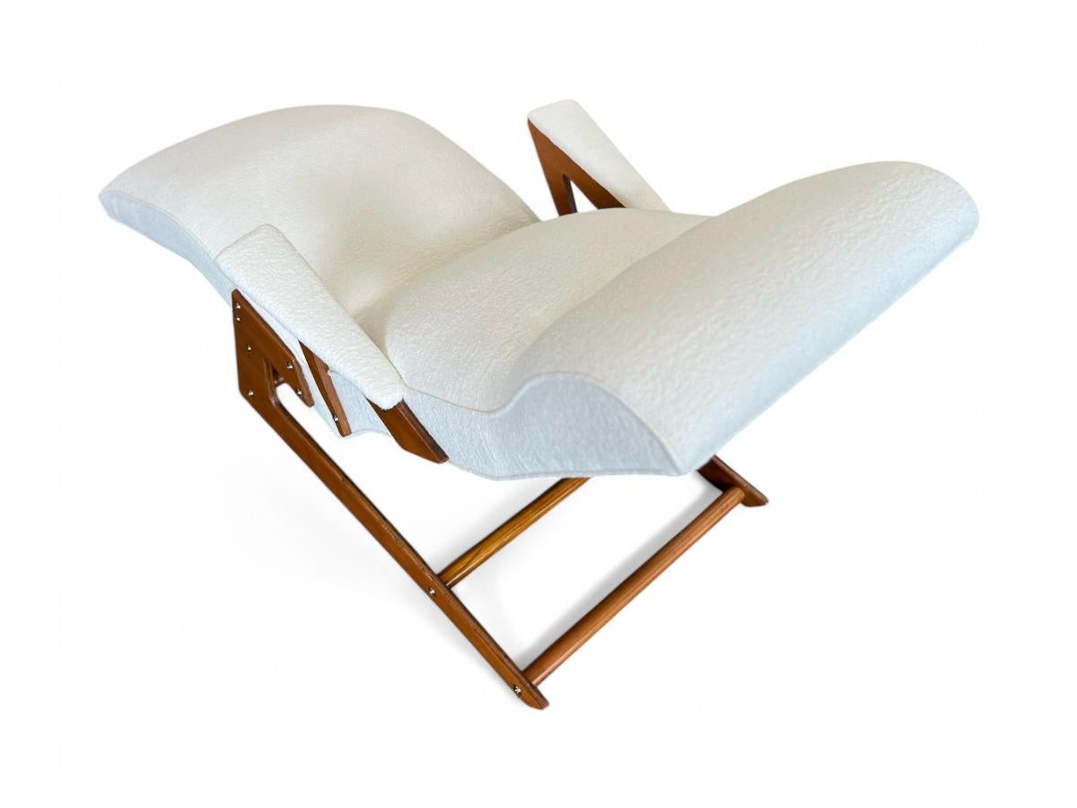 Brazilian Modern Chaise Lounge in Wood & Off White Boucle, 1950s For Sale 6