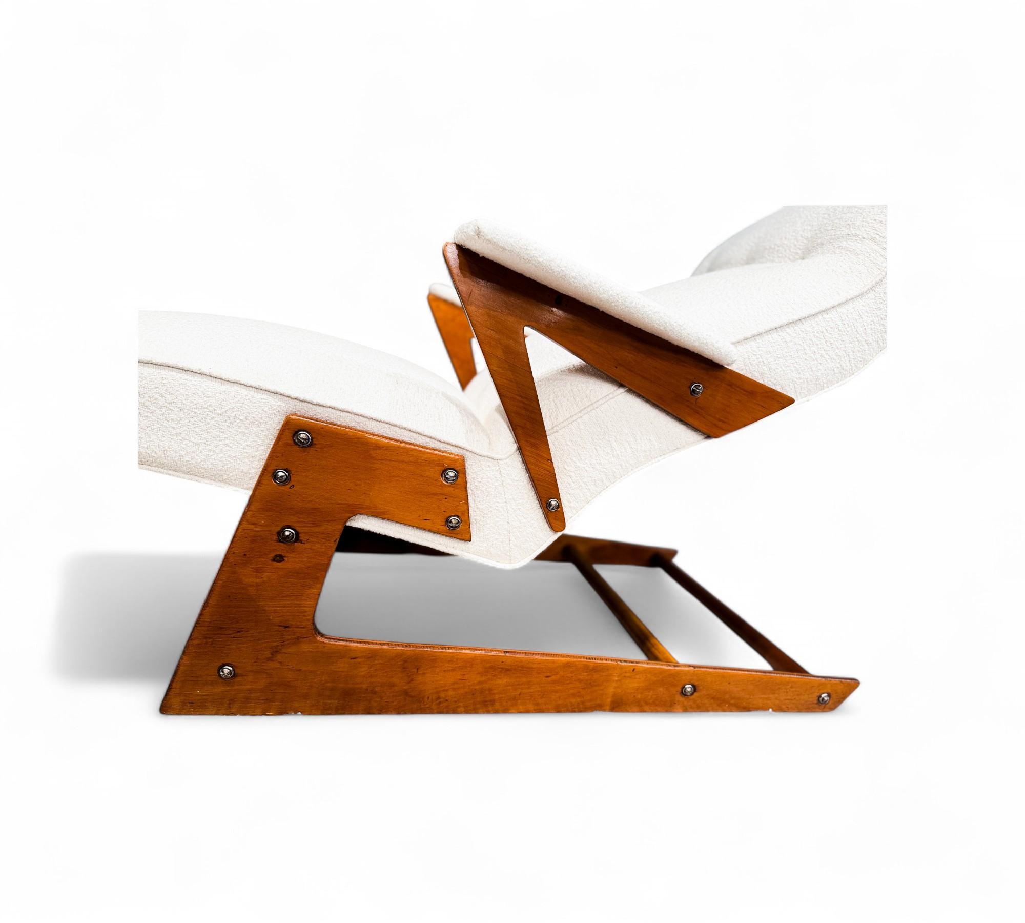 Brazilian Modern Chaise Lounge in Wood & Off White Boucle, 1950s For Sale 6