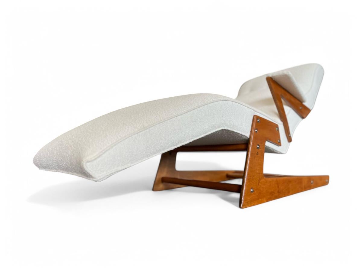 Brazilian Modern Chaise Lounge in Wood & Off White Boucle, 1950s For Sale 7