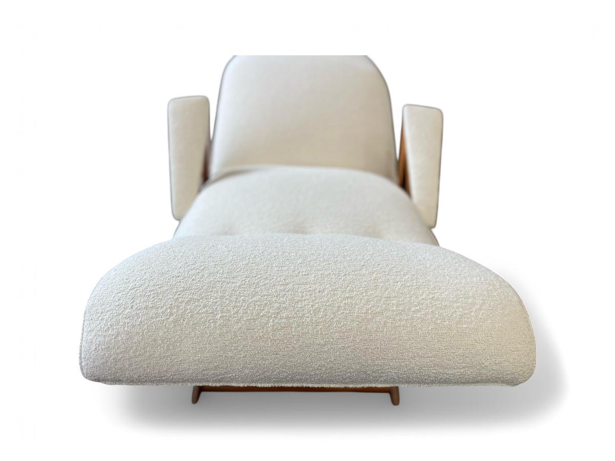 Brazilian Modern Chaise Lounge in Wood & Off White Boucle, 1950s For Sale 10