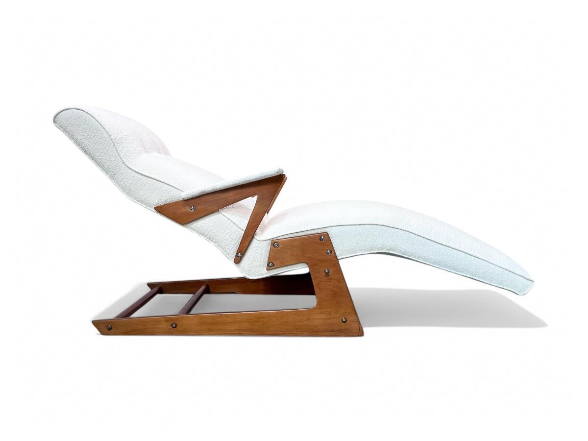 Available today, this Brazilian Modern Chaise Lounge in Wood & Off White Boucle, 1950s is nothing less than spectacular. 

Indulge in the artistic beauty of this sculptural chaise lounge, showcasing a wood structure, two comfortable armrests and a