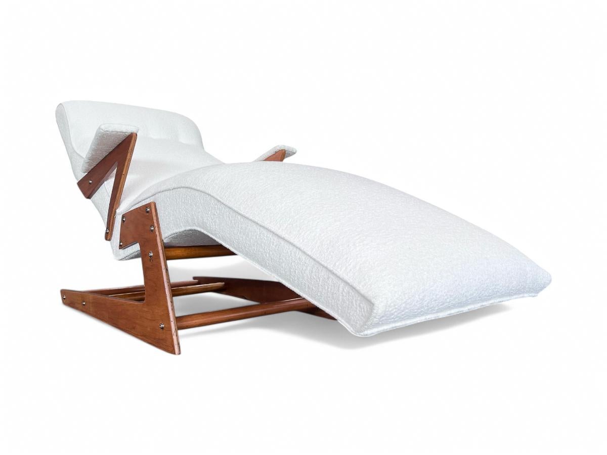 Mid-Century Modern Brazilian Modern Chaise Lounge in Wood & Off White Boucle, 1950s For Sale