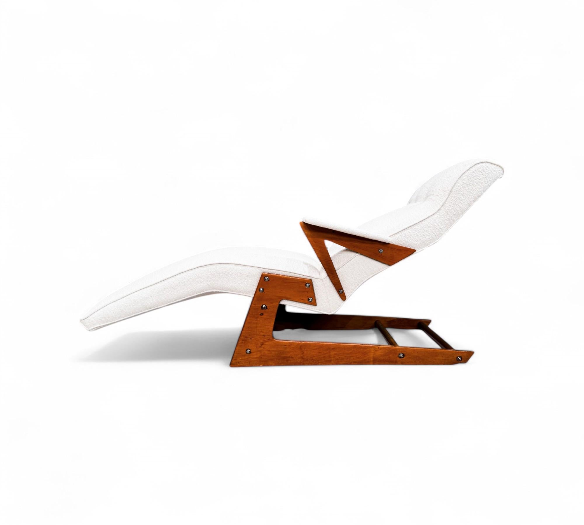 Mid-Century Modern Brazilian Modern Chaise Lounge in Wood & Off White Boucle, 1950s For Sale