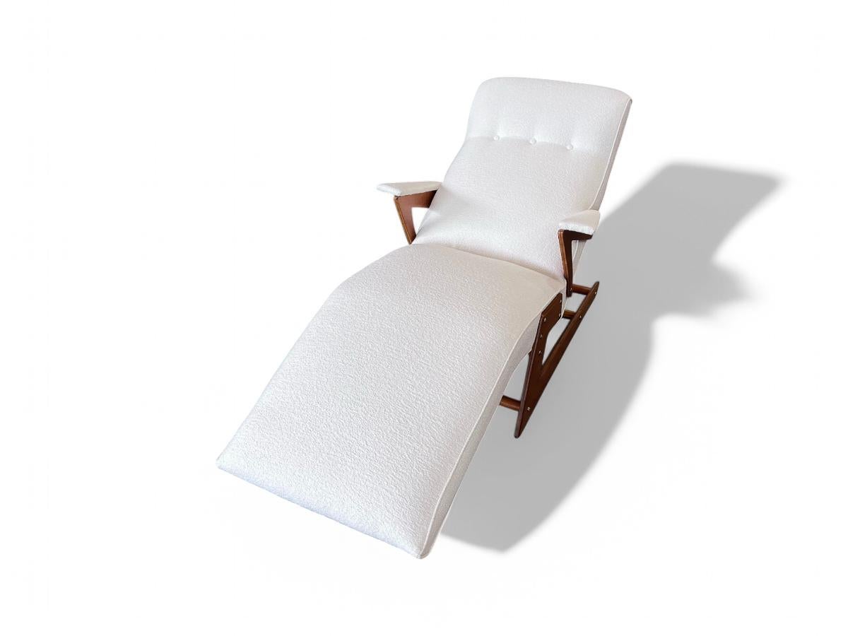 Woodwork Brazilian Modern Chaise Lounge in Wood & Off White Boucle, 1950s For Sale