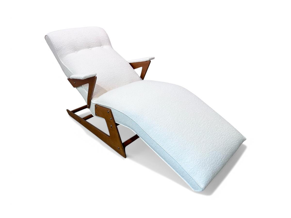 Brazilian Modern Chaise Lounge in Wood & Off White Boucle, 1950s In Good Condition For Sale In New York, NY