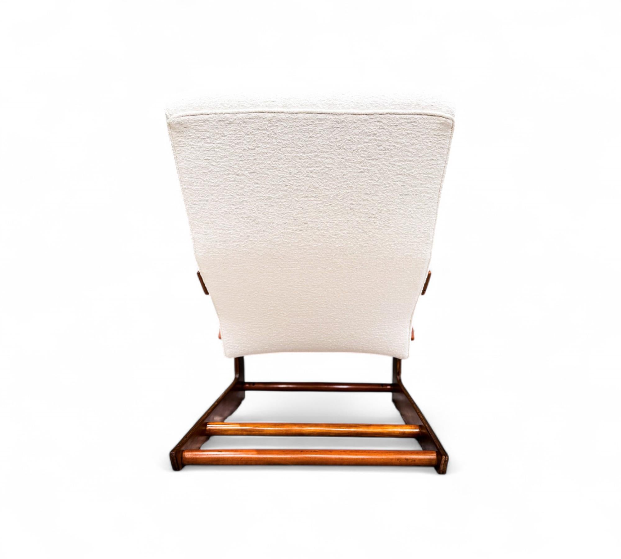 Brazilian Modern Chaise Lounge in Wood & Off White Boucle, 1950s In Good Condition For Sale In New York, NY