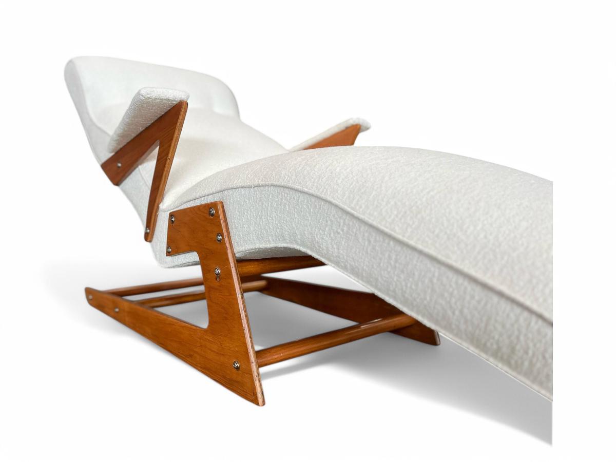20th Century Brazilian Modern Chaise Lounge in Wood & Off White Boucle, 1950s For Sale