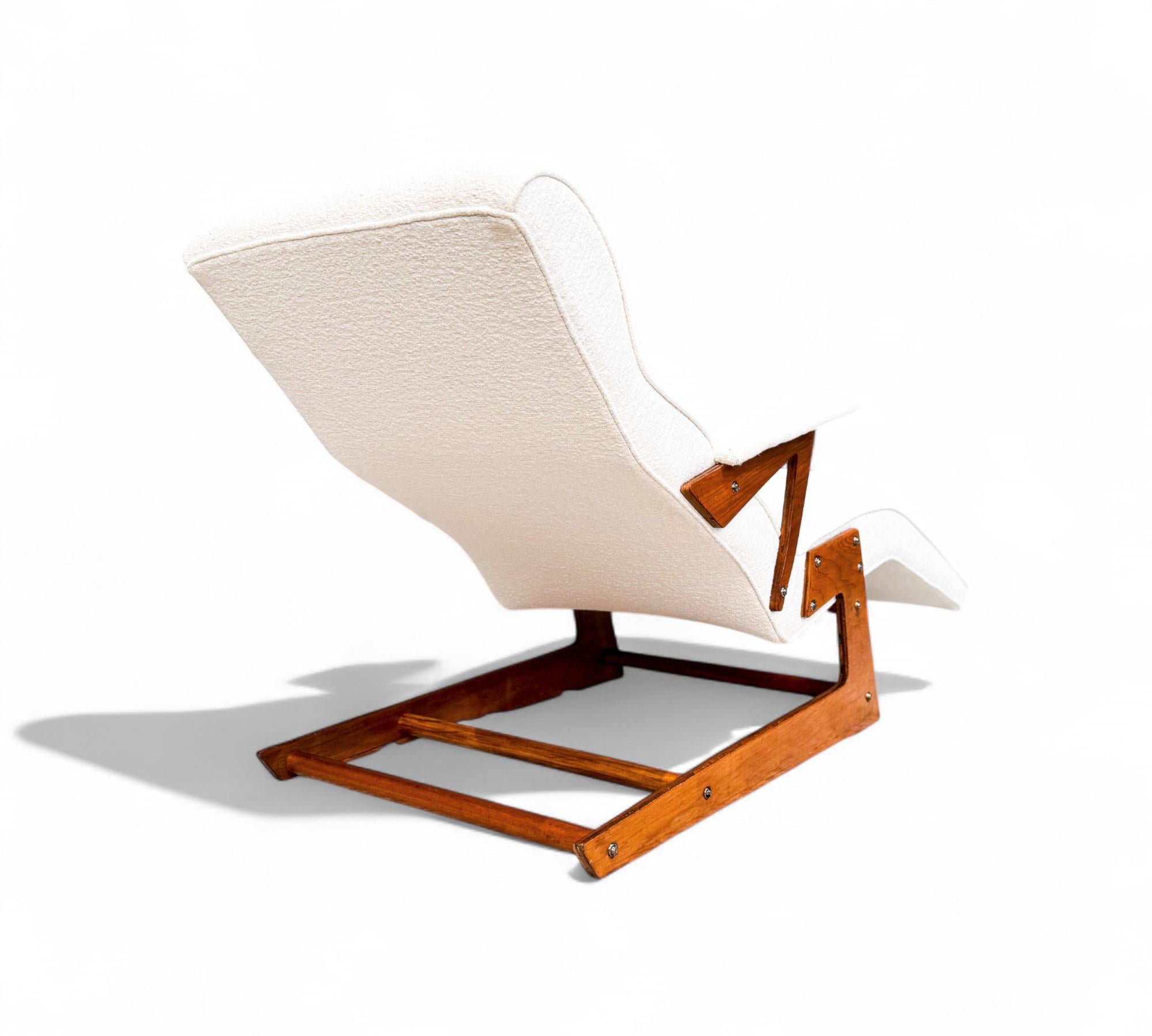 20th Century Brazilian Modern Chaise Lounge in Wood & Off White Boucle, 1950s For Sale