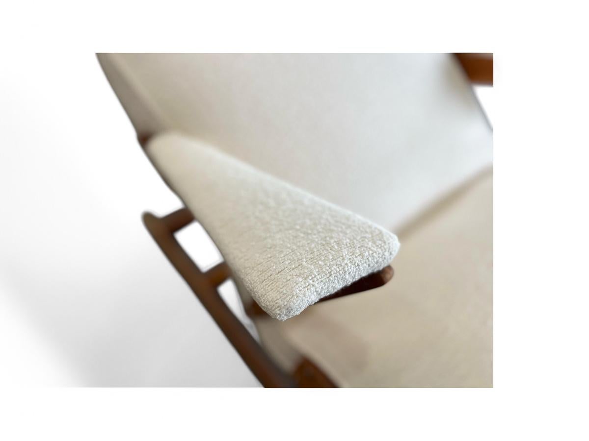 Bouclé Brazilian Modern Chaise Lounge in Wood & Off White Boucle, 1950s For Sale