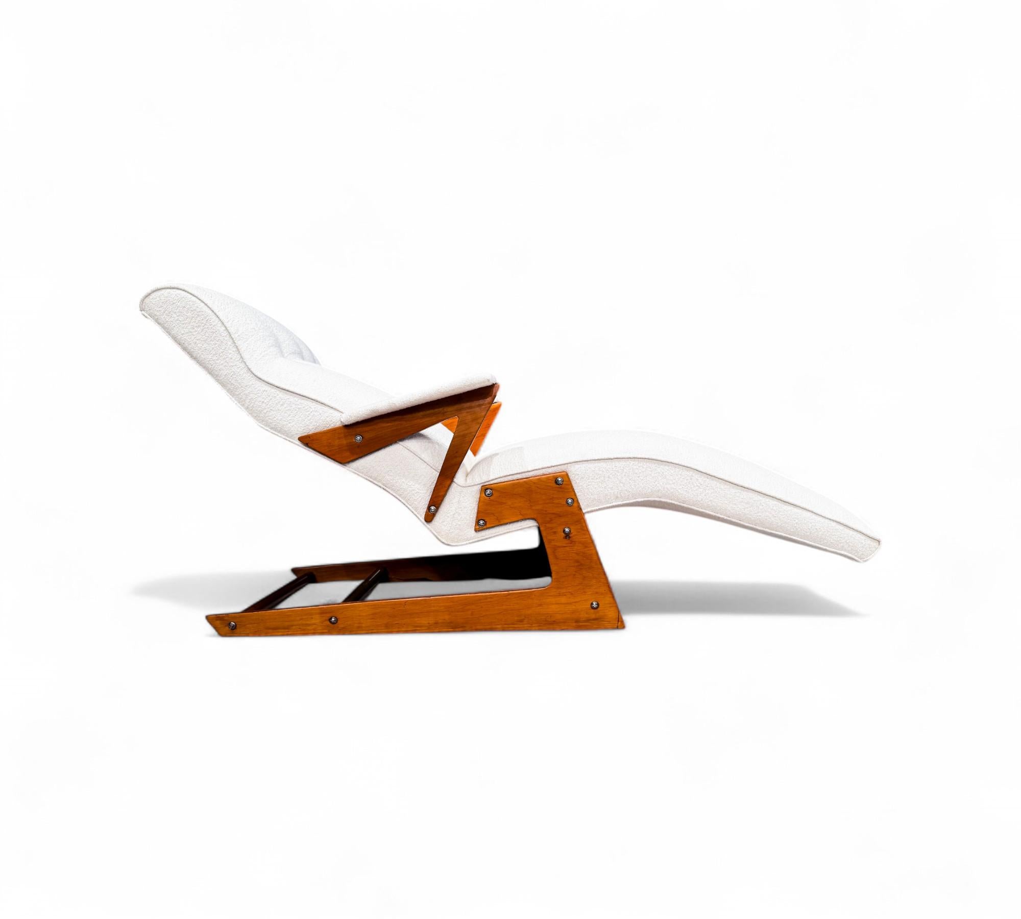 Bouclé Brazilian Modern Chaise Lounge in Wood & Off White Boucle, 1950s For Sale