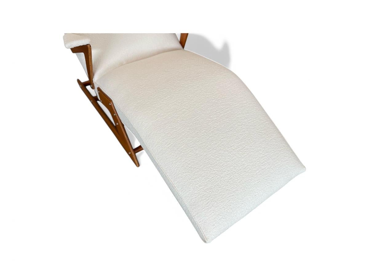 Brazilian Modern Chaise Lounge in Wood & Off White Boucle, 1950s For Sale 1