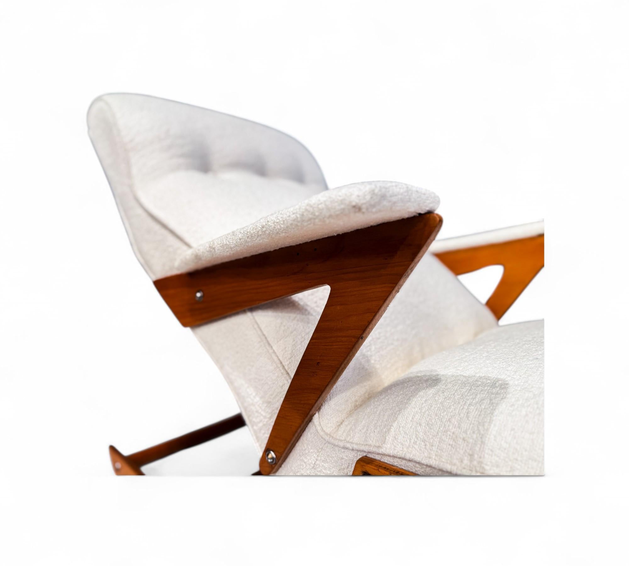 Brazilian Modern Chaise Lounge in Wood & Off White Boucle, 1950s For Sale 2