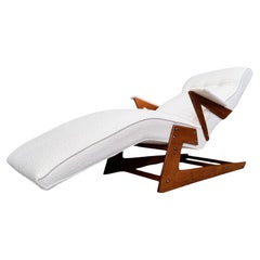 Brazilian Modern Chaise Lounge in Wood & Off White Boucle, 1950s