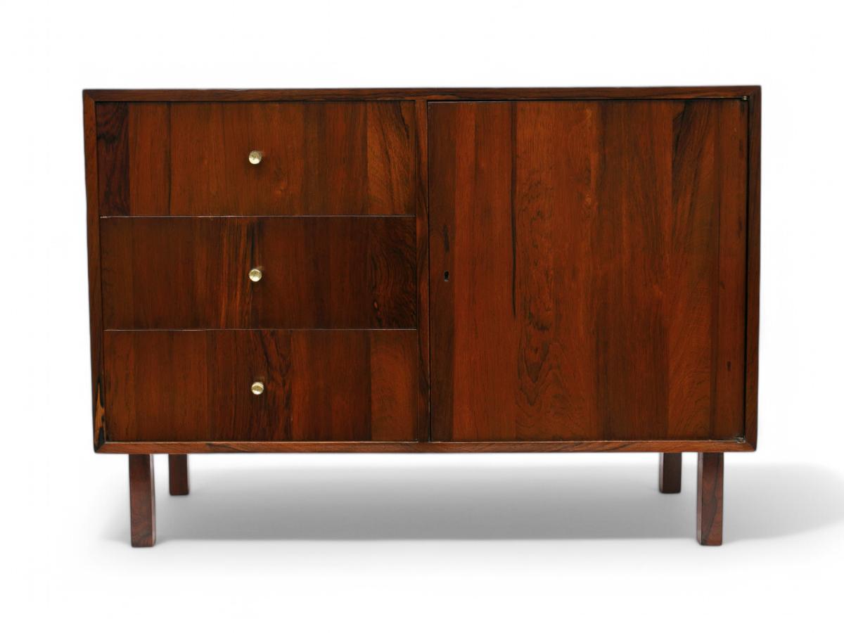 Moderne brasilianische Kommode aus Hartholz und Messing von Geraldo de Barros, 1950er Jahre, Brasilien im Zustand „Gut“ im Angebot in New York, NY