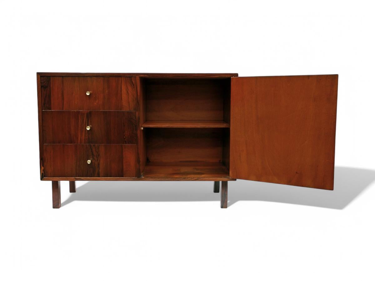 Moderne brasilianische Kommode aus Hartholz und Messing von Geraldo de Barros, 1950er Jahre, Brasilien im Angebot 3