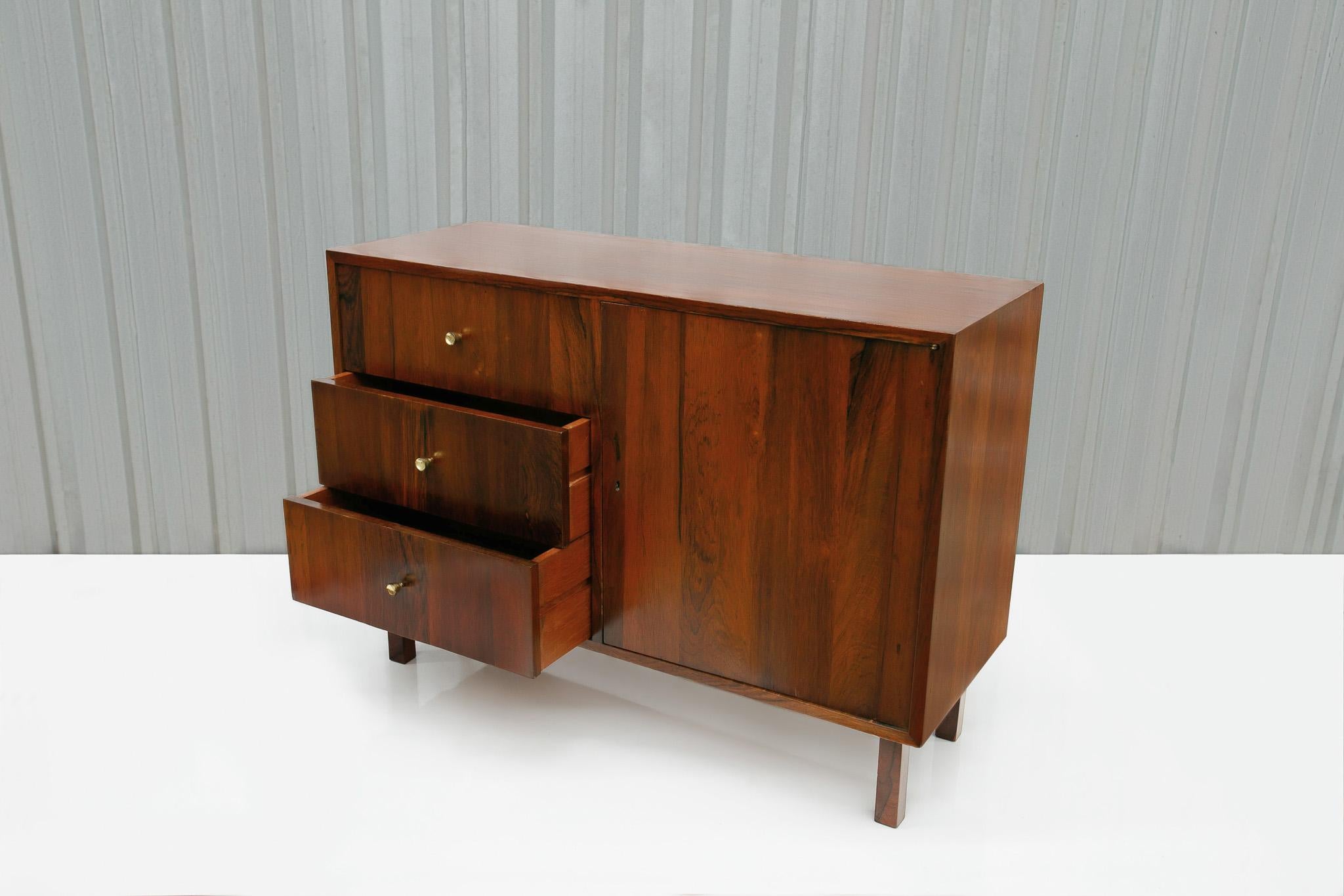 Mid-Century Modern Coffre moderne brésilien en bois de feuillus et laiton de Geraldo de Barros, années 1950, Brésil en vente