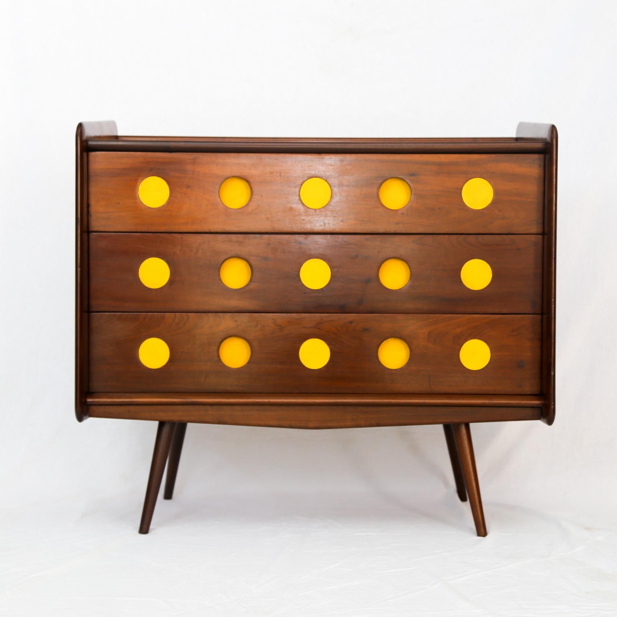 Available today, this Mid-Century Modern chest of drawers made in hardwood and yellow formica designed by Moveis Cimo in the fifties is a very rare FIND and is gorgeous!

The chest is entirely made in Imbuia hardwood and features a rectangular