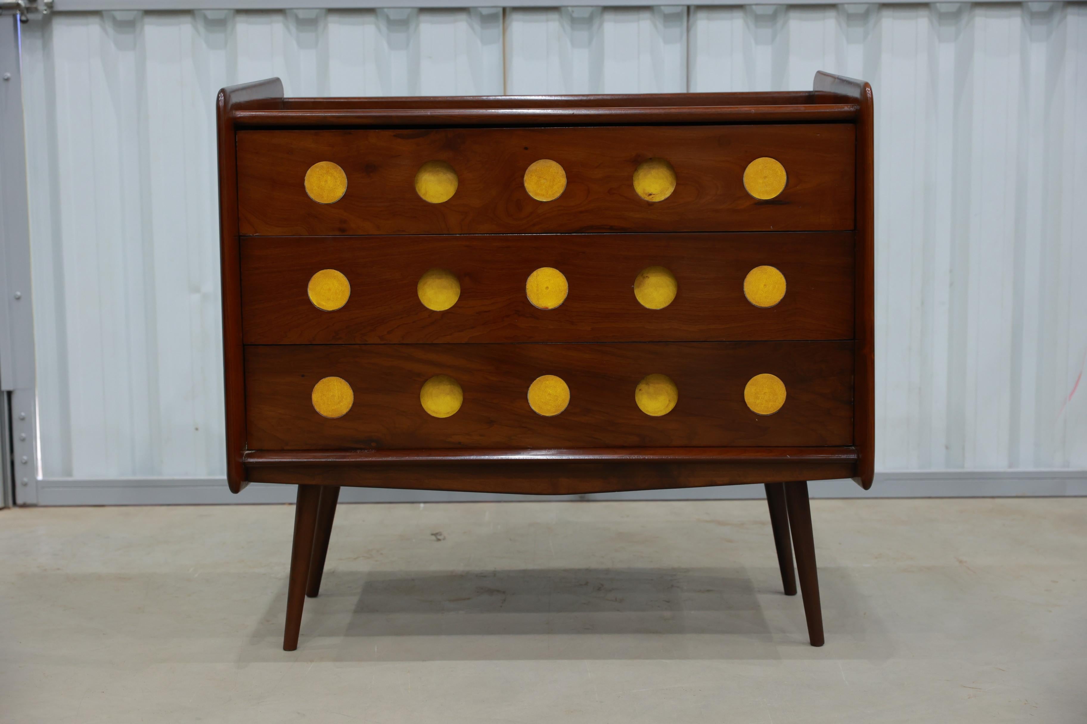 Available today, this Mid-Century Modern chest of drawers made in hardwood and yellow formica designed by Moveis Cimo in the fifties is a very rare FIND and is gorgeous!

The chest is entirely made in Imbuia hardwood and features a rectangular