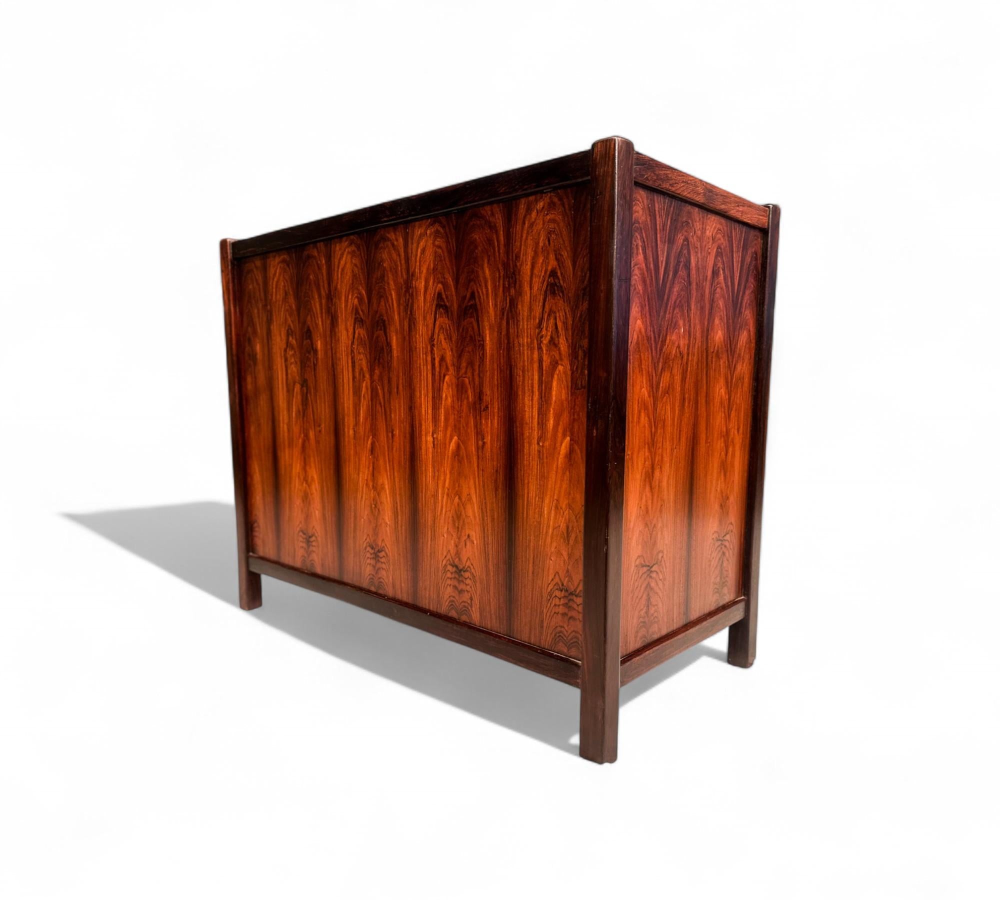 Commode moderne brésilienne à 5 tiroirs en bois de rose, Unknown, 1960s en vente 2