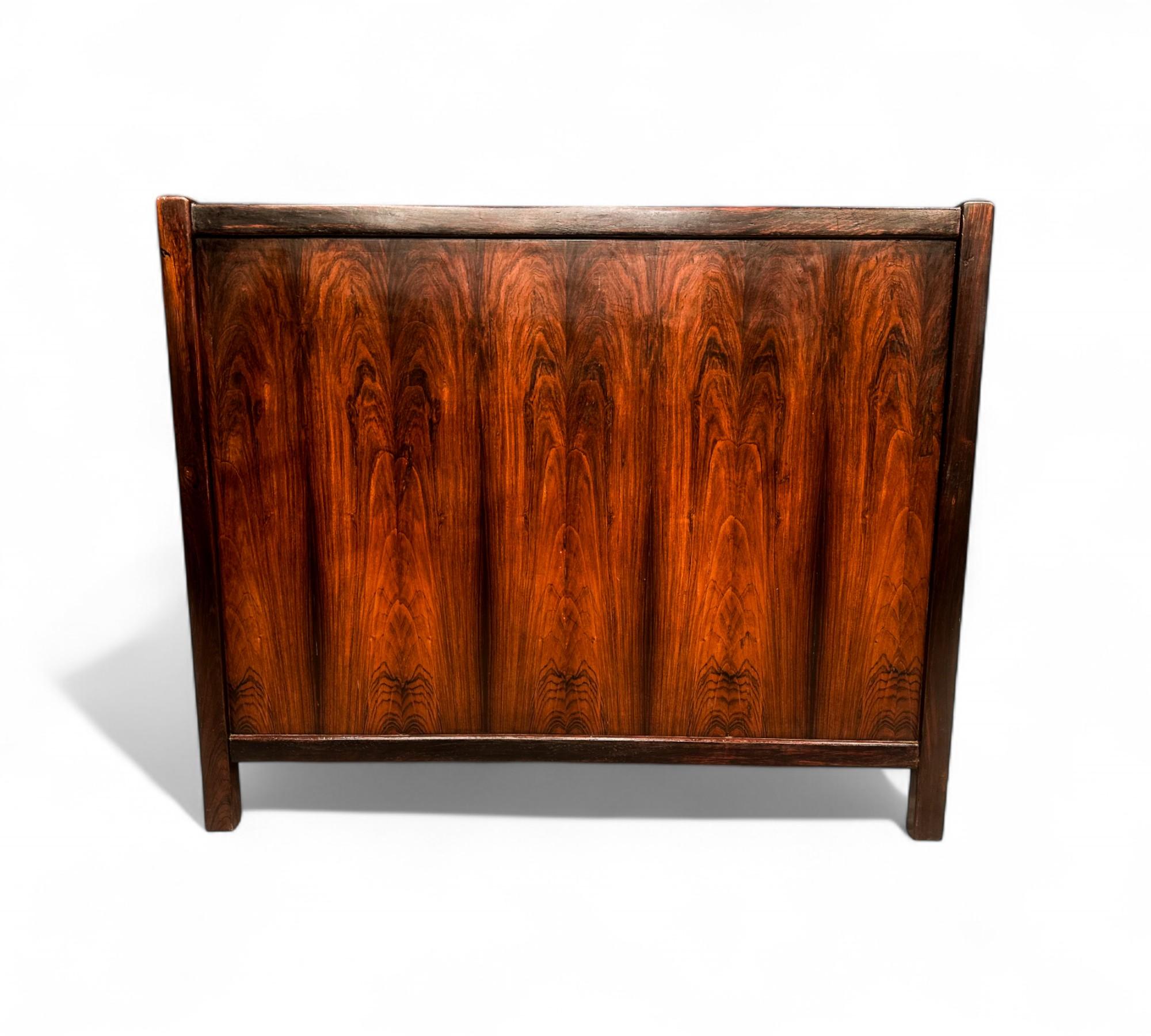 Commode moderne brésilienne à 5 tiroirs en bois de rose, Unknown, 1960s en vente 3