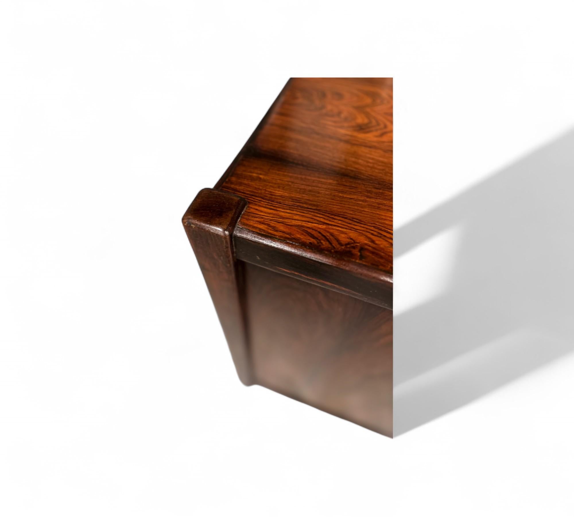 Commode moderne brésilienne à 5 tiroirs en bois de rose, Unknown, 1960s en vente 4