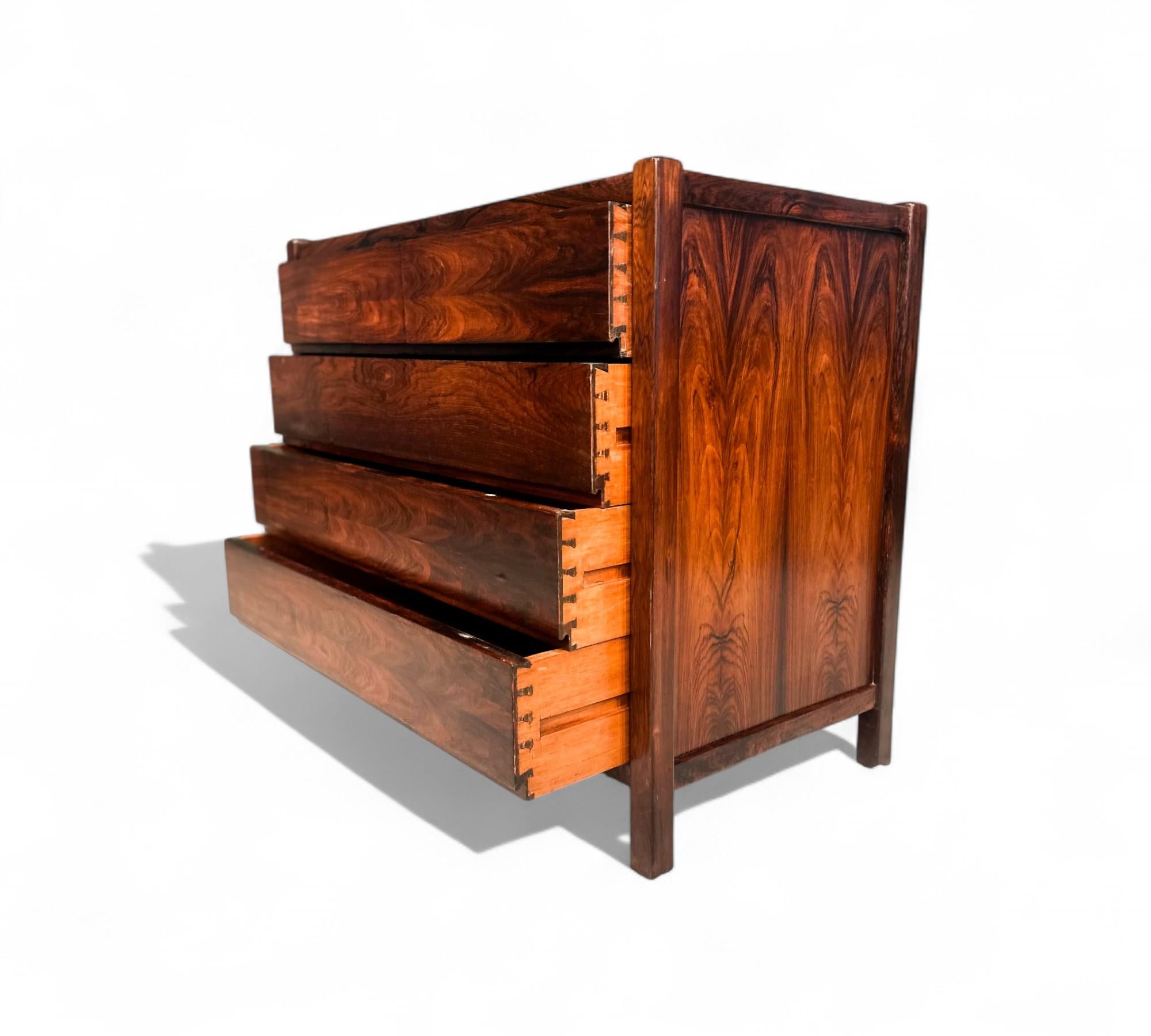 Disponible aujourd'hui, cette commode fabriquée au Brésil dans les années 1960 est tout simplement magnifique !

La commode est fabriquée en bois de rose brésilien et comporte cinq tiroirs coulissants. Le bois présente une couleur et un motif
