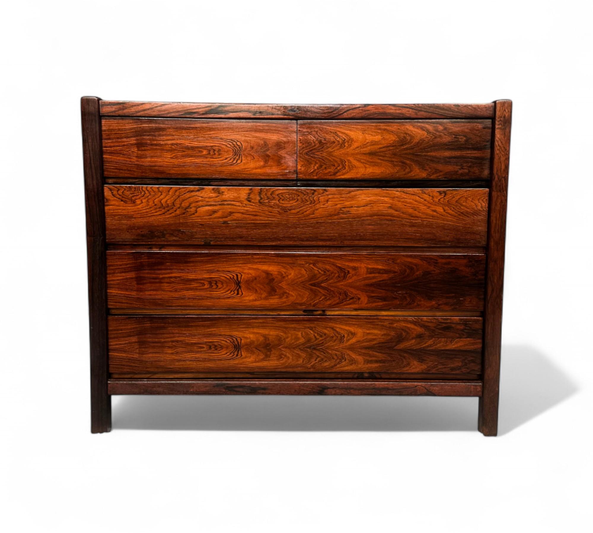 Mid-Century Modern Commode moderne brésilienne à 5 tiroirs en bois de rose, Unknown, 1960s en vente